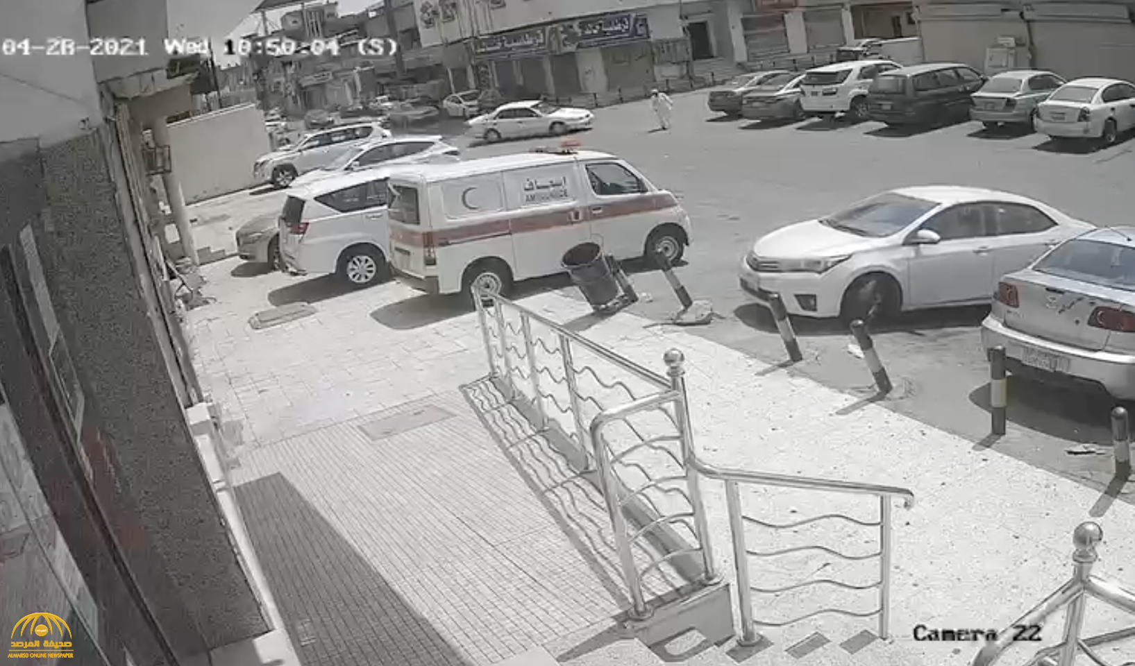 شاهد.. مركبة مسرعة تصدم  رجلا في جدة وتقذفه في الهواء عدة أمتار