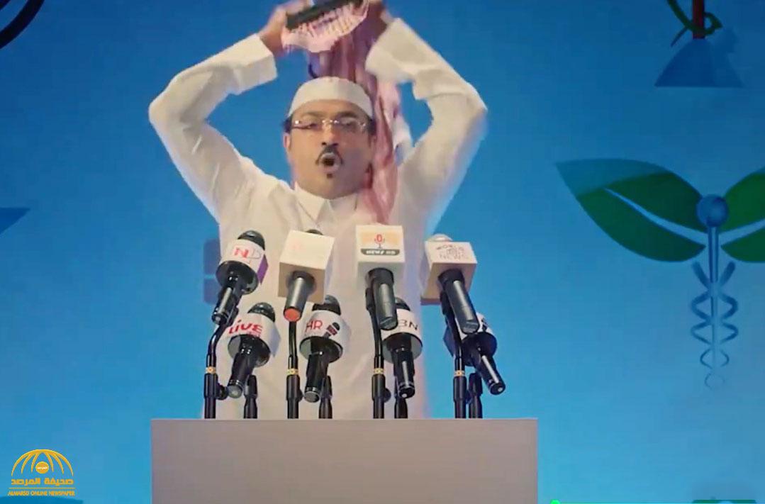 حبيب الحبيب يقلد متحدث الصحة .. شاهد..لحظة انفعاله ورمي الشماغ :"يا ناس طلعتوني من طوري"