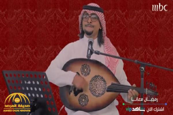 "مرتديًا نظارة وبشعر طويل".. شاهد: "الحبيب" يظهر بـ"استايل وملامح" رابح صقر وينفعل على "العود"