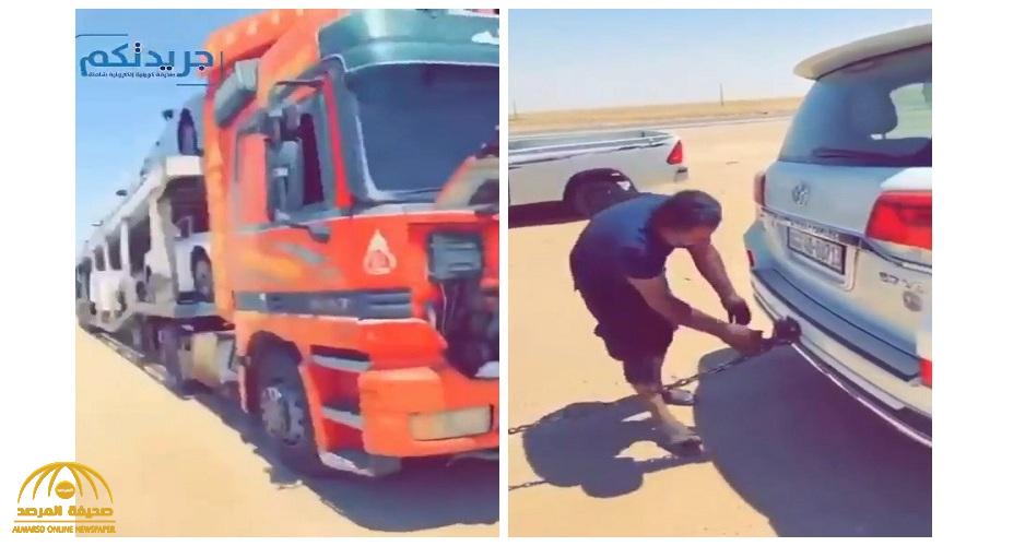 شاهد: سائق يحاول سحب "تريلا" لنقل المركبات بسيارة "جيب" بعد تعطلها بشكل مفاجئ !
