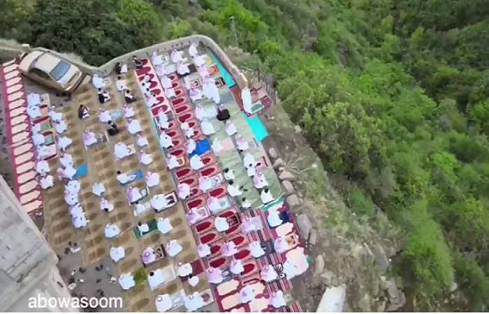 بالفيديو.. مشهد "ساحر" لأداء صلاة العيد في مصلى معلّق بين الجبال الشاهقة في فيفاء