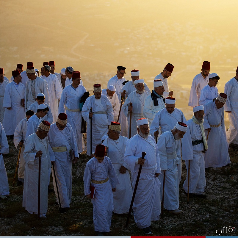 شاهد.. أصحاب الديانة “السامرية” يؤدون طقوس المرور على جبل جرزيم في نابلس !