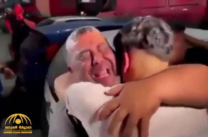 شاهد.. فلسطيني يفقد أبناءه في قصف قطاع غزة ويبكي بحرقة: وينهم الأربعة