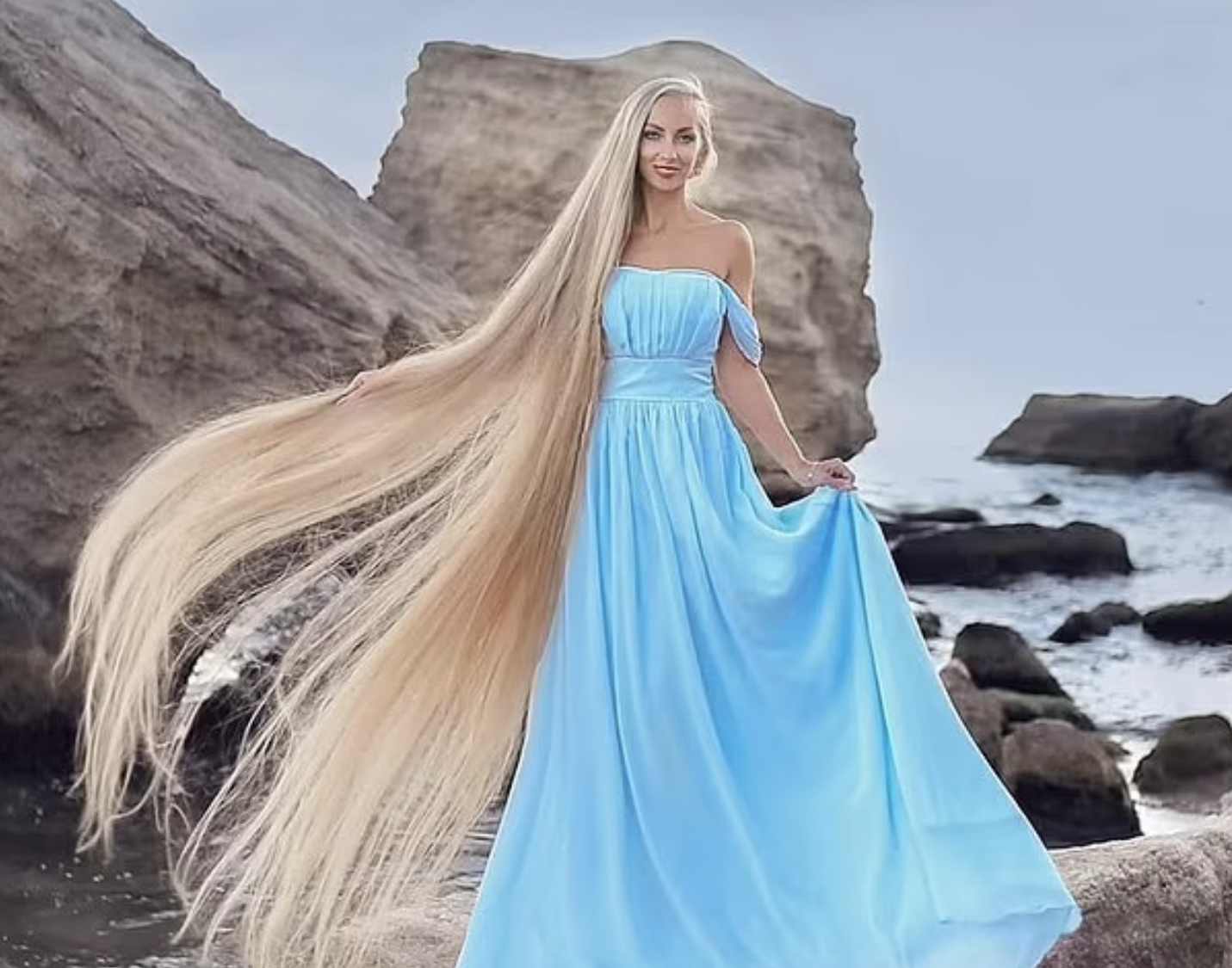 لم تقصه منذ 30 عامًا..  بالصور: فتاة حسناء تكشف عن سر طول شعرها المذهل