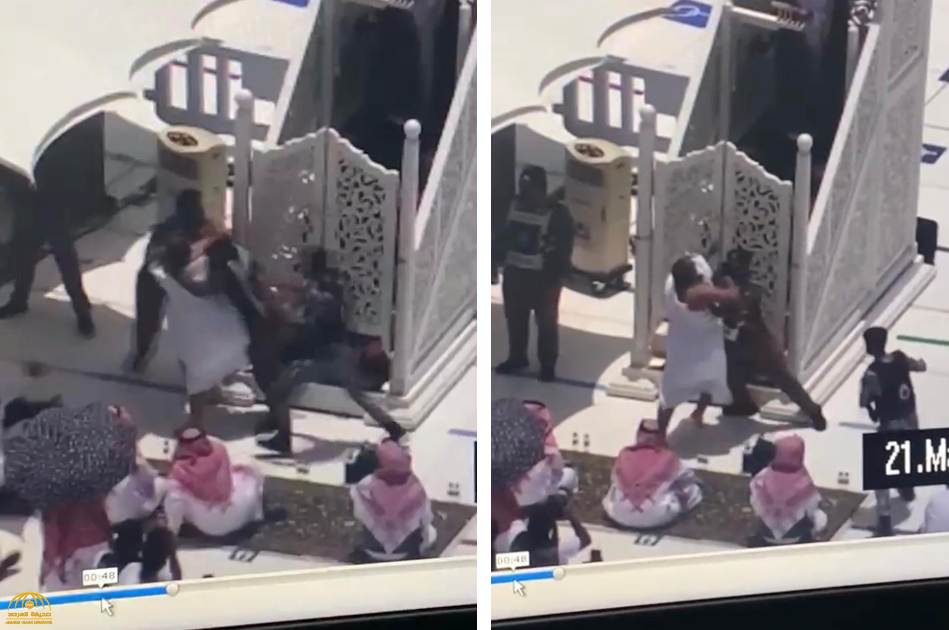 شاهد …مقطع جديد لحظة القبض على شخص حاول الصعود على منبر الحرم المكي أثناء خطبة الجمعة