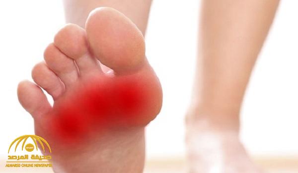 استشاري يوضح 7 أسباب وراء حرارة باطن القدم الدائمة