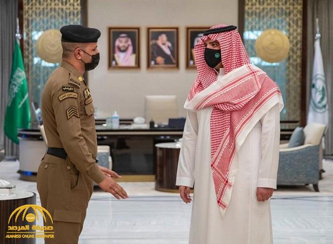 وزير الداخلية ‏يستقبل رجل الأمن الذي منع شخصًا من صعود منبر الحرم المكي