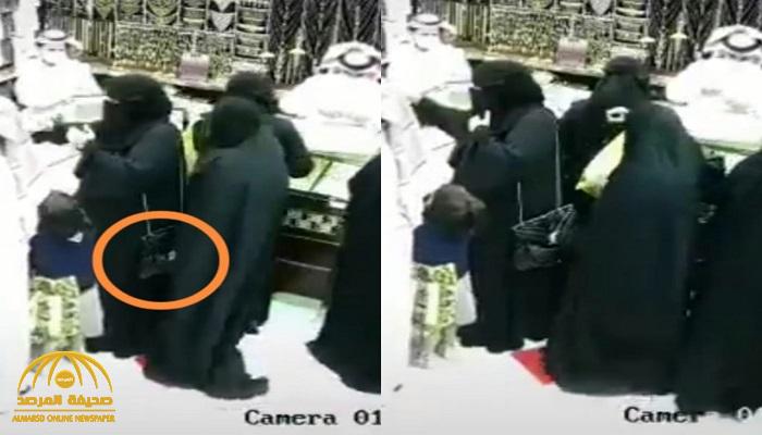 شاهد.. امرأة منقبة تسرق محفظة من حقيبة أخرى داخل محل ذهب