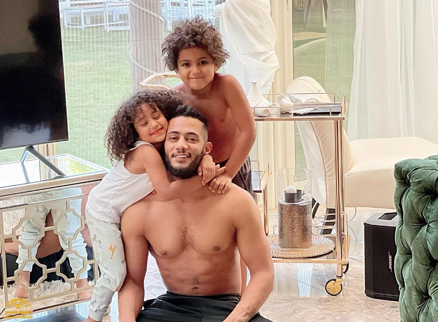 شاهد.."محمد رمضان" يظهر مع أبنائه "عارياً" ويثير الجدل من جديد