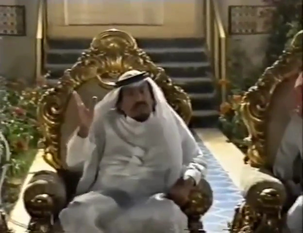 "أسودّ حظي من سواد عيونها".. شاهد فيديو نادر للأمير الراحل "سعود بن محمد" يلقي قصيدة " غزلية"