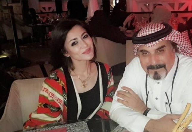 "لورين عيسى" تكشف عن صورة لمحادثة بينها وبين زوجها الراحل .. وتنشر فيديو لمراسم دفنه