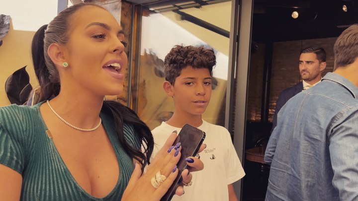 شاهد.. " صديقة "رونالدو" ترقص وتغني في إحدى الحانات