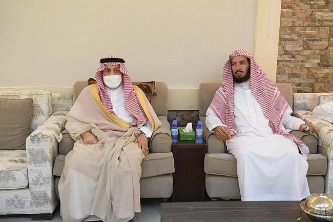 بالصور ..  أمير الرياض يعزي أسرة الشيخ ناصر الشثري رحمه الله
