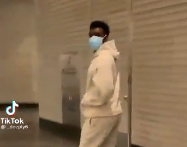 بالفيديو: فتاة تطارد محمد نور وتصوره .. شاهد.. ردة فعله!