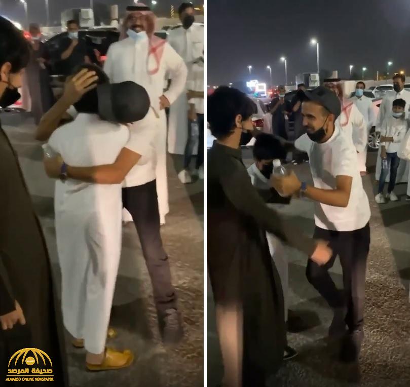 شاهد.. ردة فعل "بائع آيسكريم الدمام" بعد لقائه بأشقائه عقب فراق سنة و6 أشهر شاهد.. ردة فعل "بائع آيسكريم الدمام" بعد لقائه بأشقائه عقب فراق سنة و6 أشهر