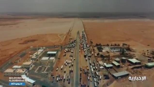 شاهد.. سيول قوية تقطع الطريق بين الأفلاج ووادي الدواسر في مشهد نادر الحدوث