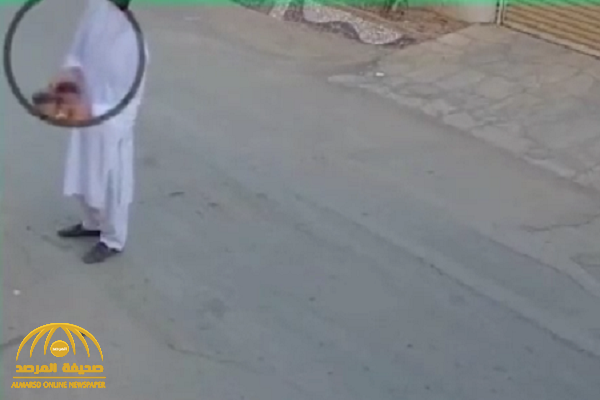 فضحته كاميرا مراقبة.. شاهد ما فعله مندوب توصيل قبل تسليم أكواب القهوة !