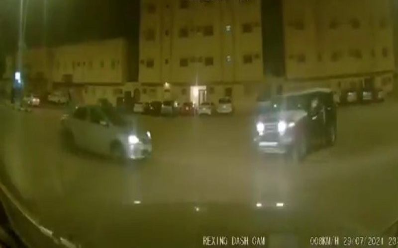 شاهد.. لحظة اصطدام مركبتين "إف جي" و "كورولا" في تقاطع بالرياض