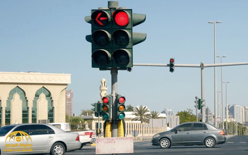 "المرور" يوضح ضوابط الالتفاف يمينًا والإشارة حمراء مع وجود مثلث !