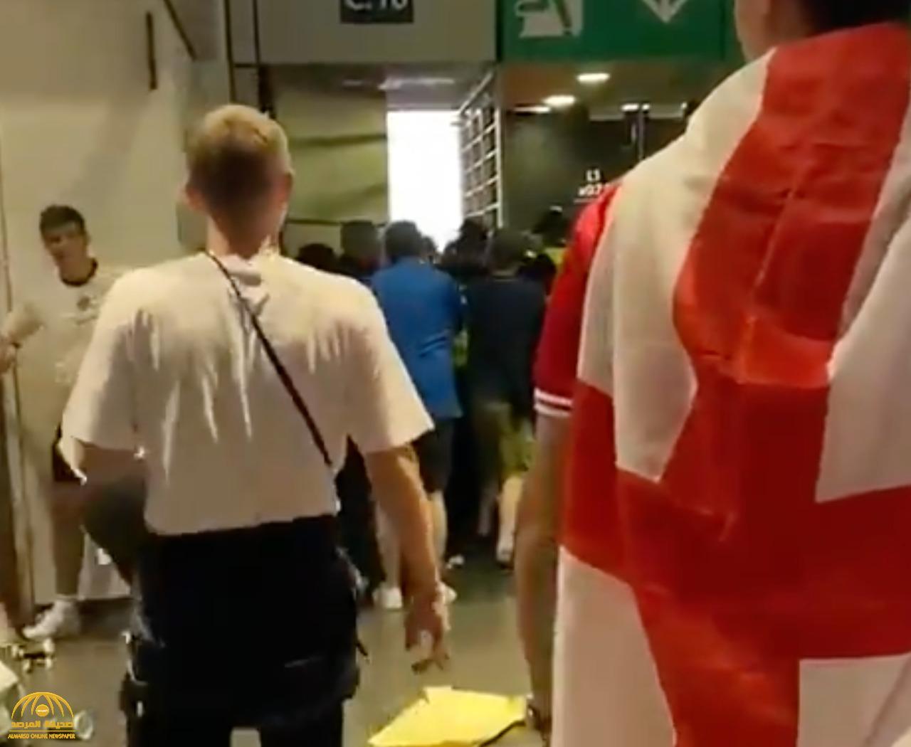 شاهد.. الجمهور الإنجليزي يفاجئ المشجعين الإيطاليين بـ"كماشة" أثناء خروجهم من الملعب ويعتدي عليهم بالضرب