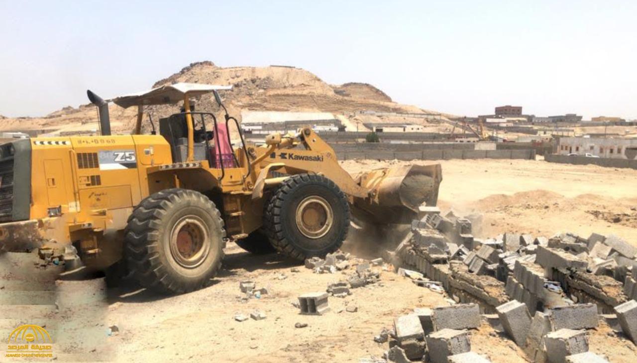 بالصور.. إزالة " أحواش" مخالفة بحي الحرازات في جدة