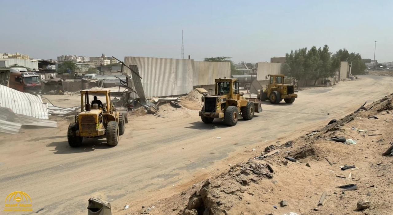 شاهد بالصور:  إزالة أكثر من  1400 موقع عشوائي لورش ومستودعات كيلو 8 بجدة