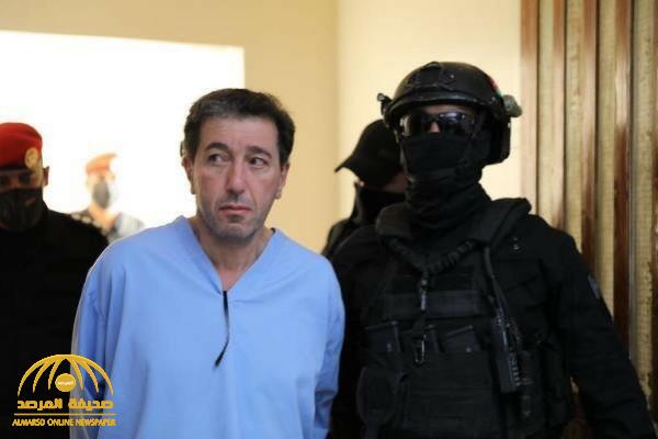 شاهد: لحظة النطق بالحكم على باسم عوض الله بالسجن 15 عامًا في قضية الفتنة بالأردن