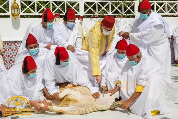 شاهد.. ملك المغرب ينحر أضحية العيد بنفسه