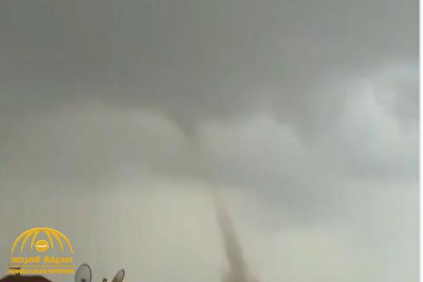 شاهد.. رصد "إعصار قمعي" يصل ما بين السماء والأرض في جازان