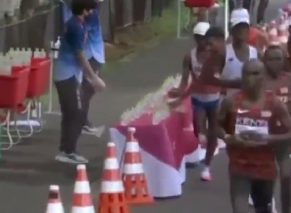 شاهد.. عداء فرنسي يفاجئ الجميع بتصرف "صادم" أثناء ماراثون أولمبياد طوكيو