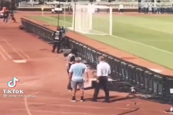 شاهد.. ردة فعل مدرب الهلال "جارديم" لحظة سماعه النشيد الوطني السعودي