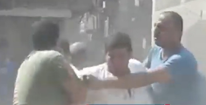 مصر.. شاهد: معركة بين أهالي قرية "كفر سبطاس" بسبب الخلاف على بناء سور !