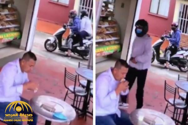 شاهد.. ردة فعل غريبة من شاب كولومبي عندما هجم لصوص على أحد المطاعم أثناء تناوله وجبة الإفطار