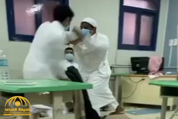 شاهد: مضاربة عنيفة بين طالبين داخل  الفصل في أول يوم من العام الدراسي