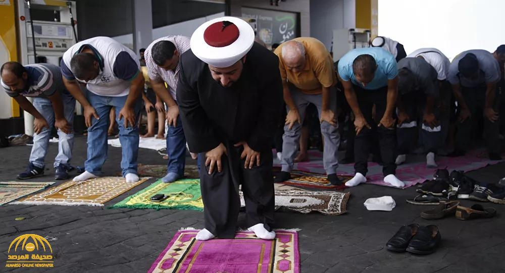 شاهد: إمام مسجد لبناني يؤم الناس في صلاة الجمعة داخل محطة بنزين !