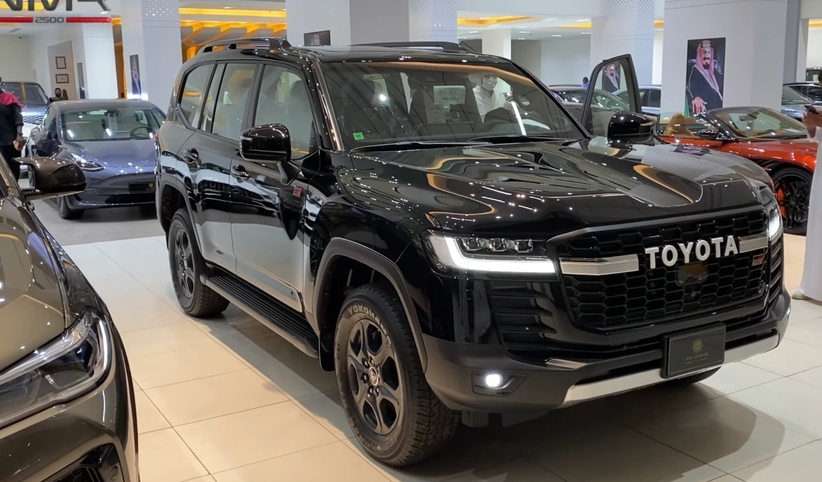 شاهد: وصول اول لاندكروزر 2022 GR سبورت إلى السعودية .. والكشف عن مواصفاته وسعره الصادم !