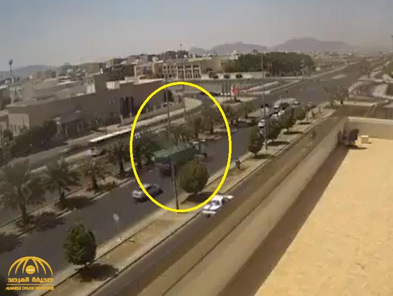 شاهد: شاحنة مسرعة تسحق عددًا من المركبات بالمدينة.. والكشف عن عدد الوفيات والإصابات