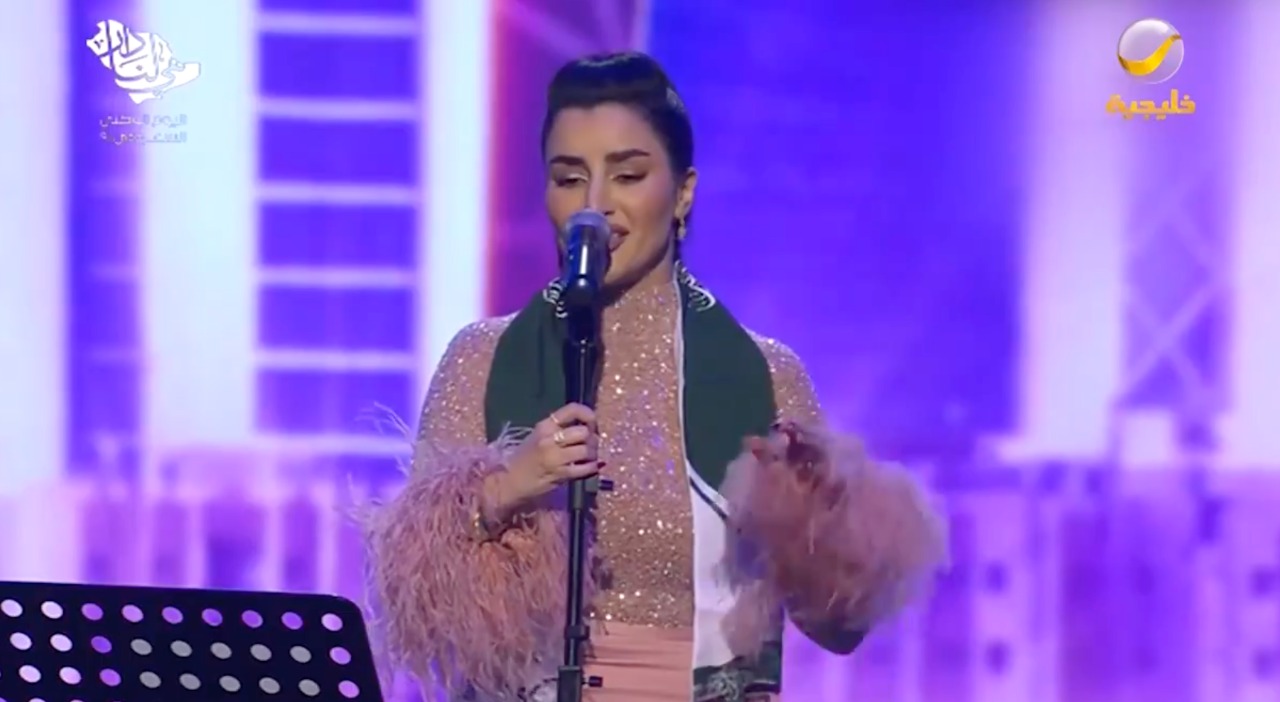 في أول ظهور لها على المسرح ...شاهد : الفنانة "هدى الفهد" تغني بمناسبة اليوم الوطني وتفاعل كبير من الجمهور