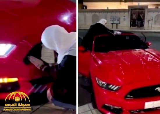 "يجونك لحد باب البيت".. شاهد: مشروع مغسلة سيارات متنقلة بفكرة جديدة تديرها فتاتان سعوديتان