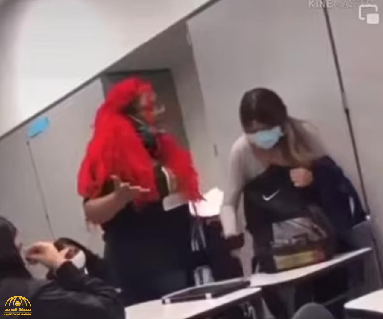 شاهد: معلمة أمريكية تتنمر على طالبة داخل الفصل وتقوم بحركات غريبة !