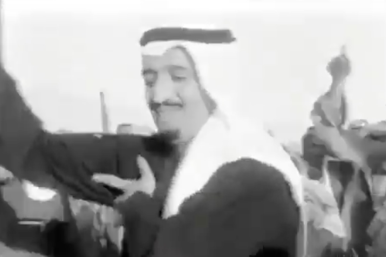شاهد..  فيديو نادر للملك سلمان يؤدي العرضة بالحرس الوطني .. والكشف عن تاريخ المناسبة
