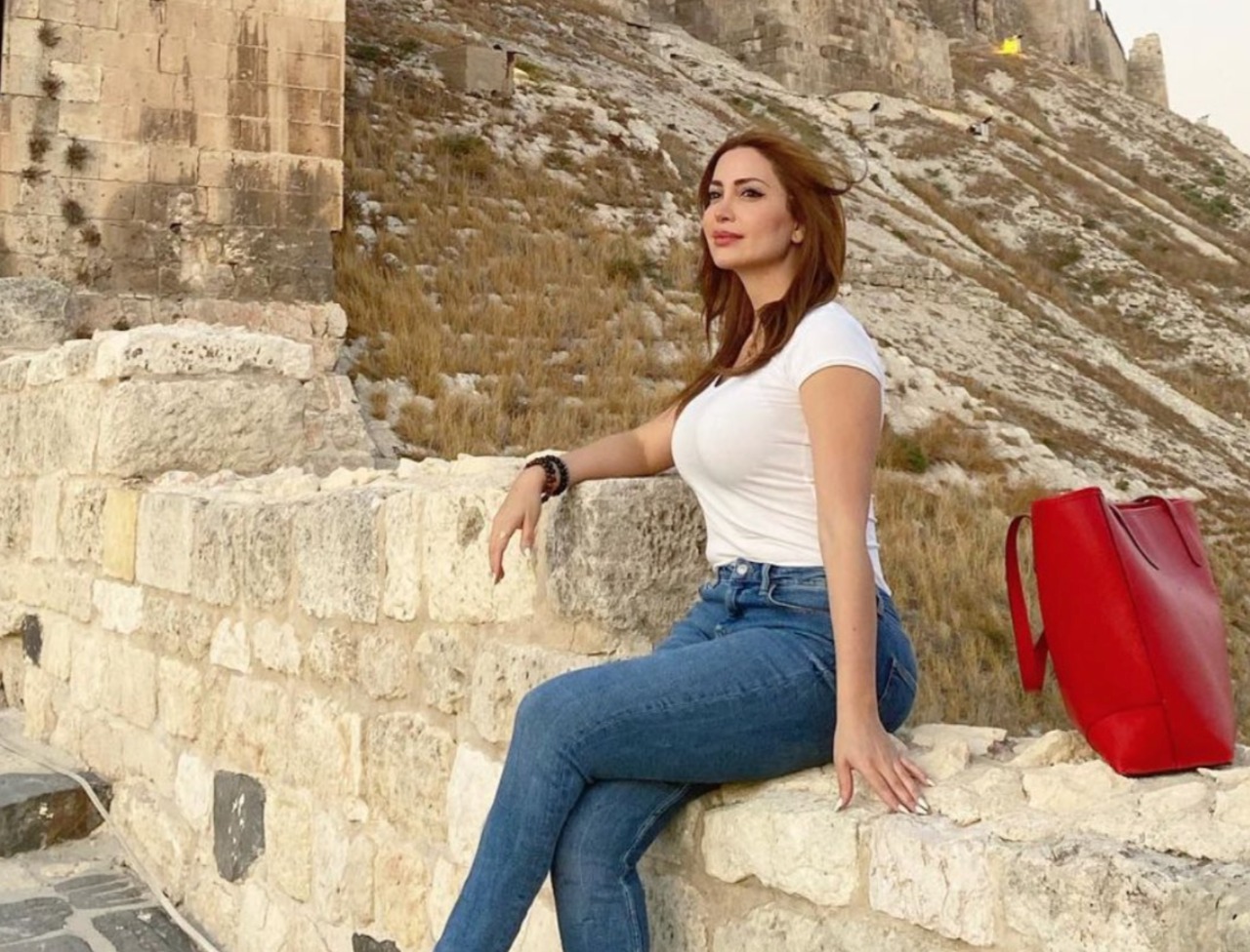بالصور..الفنانة "نسرين طافش" بإطلالة جديدة من أمام قلعة حلب.. وتعلق: مسقط رأسي ومهوى فؤادي