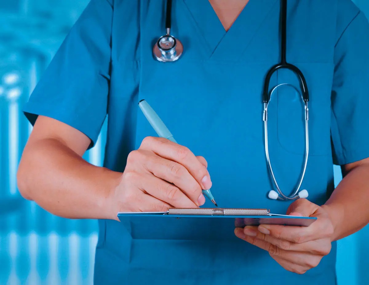 تعرف على نسب التوطين والحد الأدنى للرواتب في التخصصات الصحية ونشاط الأجهزة والمعدات الطبية