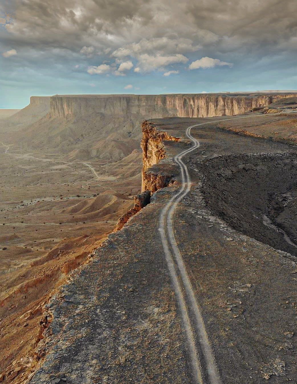 سقوط مركبة سياح من أعلى قمة جبل فهرين بالرياض.. والكشف عن عدد الوفيات والمصابين