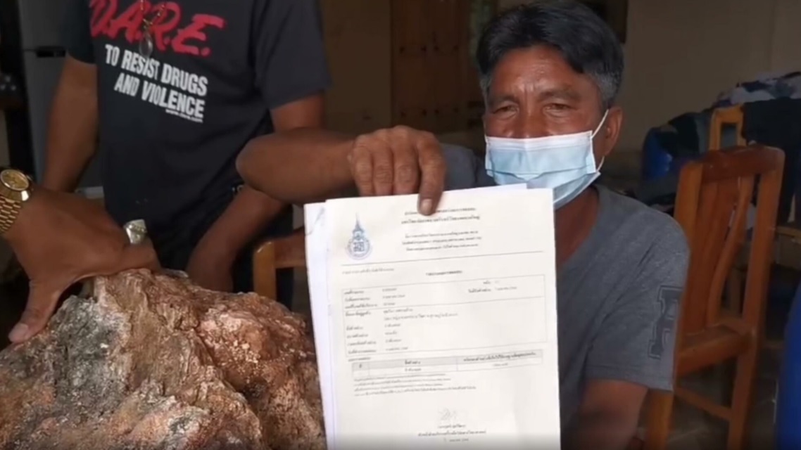 بالصور: صياد يعثر على مادة لزجة تطفو على الشاطئ.. وبعد التحقق منها اكتشف المفاجأة!