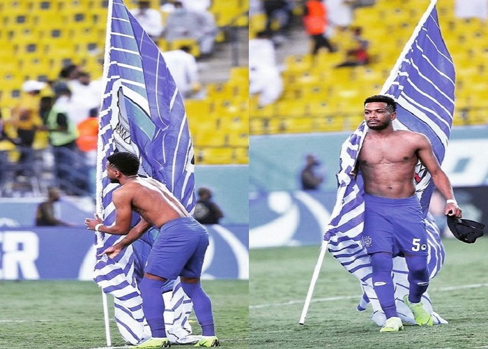 شاهد.. "البليهي" يغرس علم الهلال في أرض ملعب "مرسول بارك" ويعلق : "الأرض أرضي والزمان زماني"