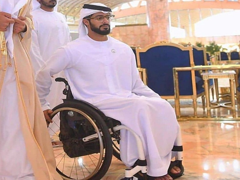 شاهد.. أول ظهور للشيخ زايد بن حمدان يسير على قدميه بعد إصابته في عاصفة الحزم