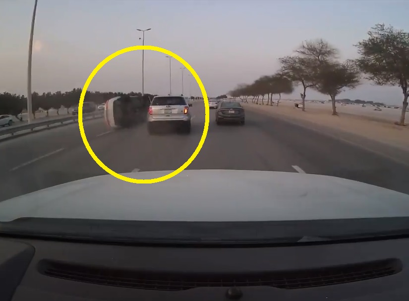 شاهد .. كاميرا مثبتة توثق لحظة انقلاب سيارة على طريق سريع بالخبر