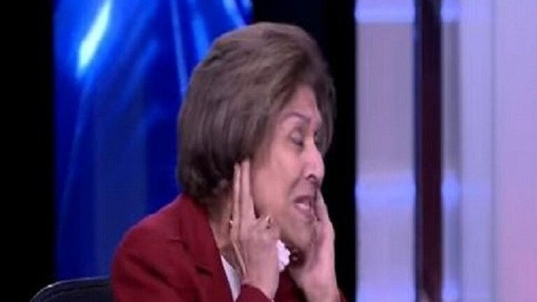 بالفيديو.. كاتبة مصرية تثير الجدل بتصريحاتها عن الأذان : بسد وداني لما بسمعه!