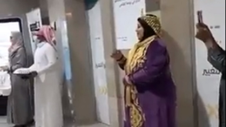 تفاصيل جديدة بشأن مقطع  دعوة المطربة الشعبية “أم عايض” لاستقبال وزير الموارد بالزغاريد